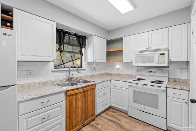 Building Photo - 10663 Silver Creek Dr