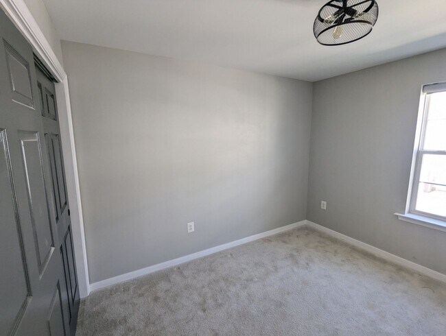 Building Photo - Two Level END UNIT condo in East of Market...