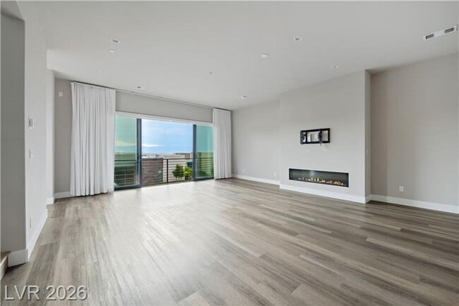 Building Photo - Modern Tri-Story Home in McDonald Highlands