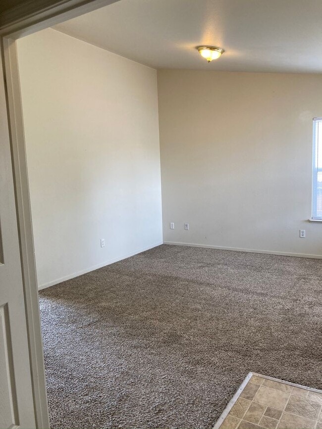 Building Photo - Charming 3 Bedroom