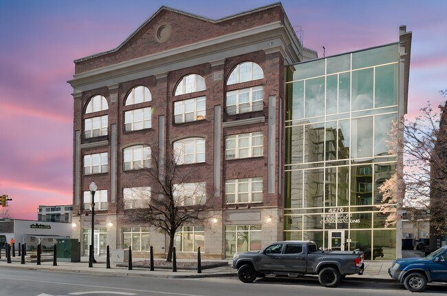 Building Photo - Stunning Down Town Condo in Secure Building