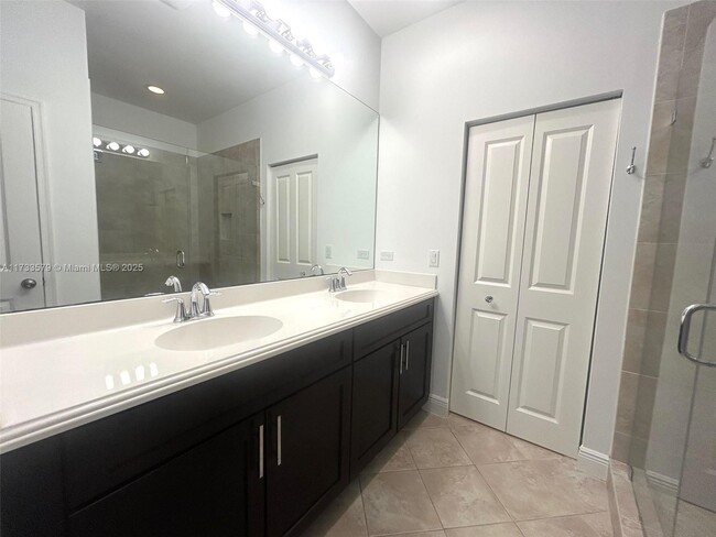 Building Photo - 8280 Cascada Isles Dr