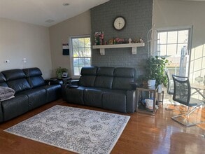 Building Photo - 19 Woodbury Rd