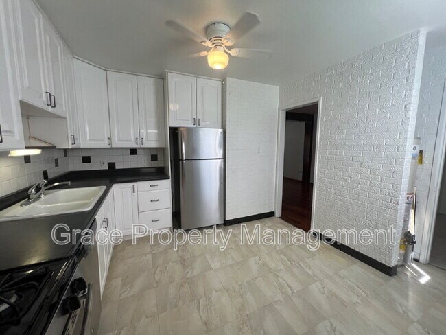 Building Photo - 8910 Hoyt Dr
