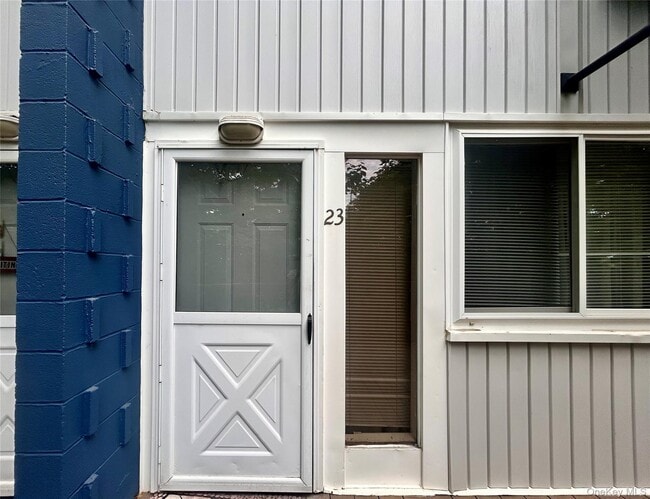Building Photo - 9 Wyndover Woods Ln