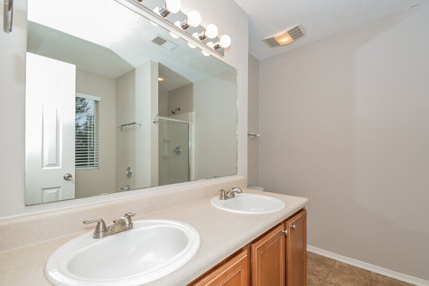 Building Photo - 2653 Sutherland Dr
