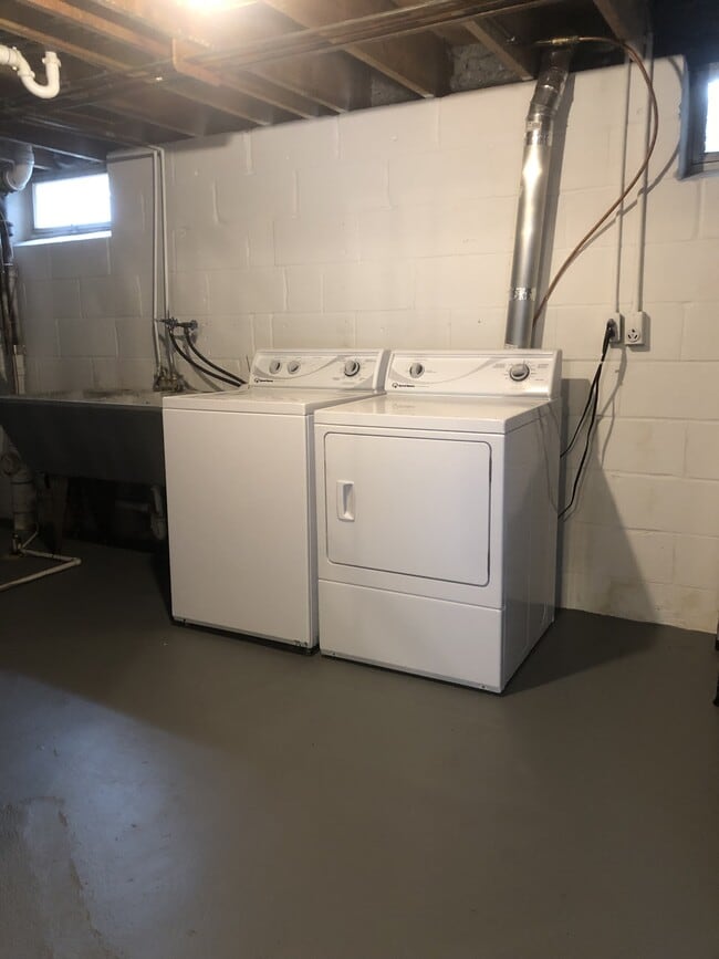 Building Photo - 615 Rice St E