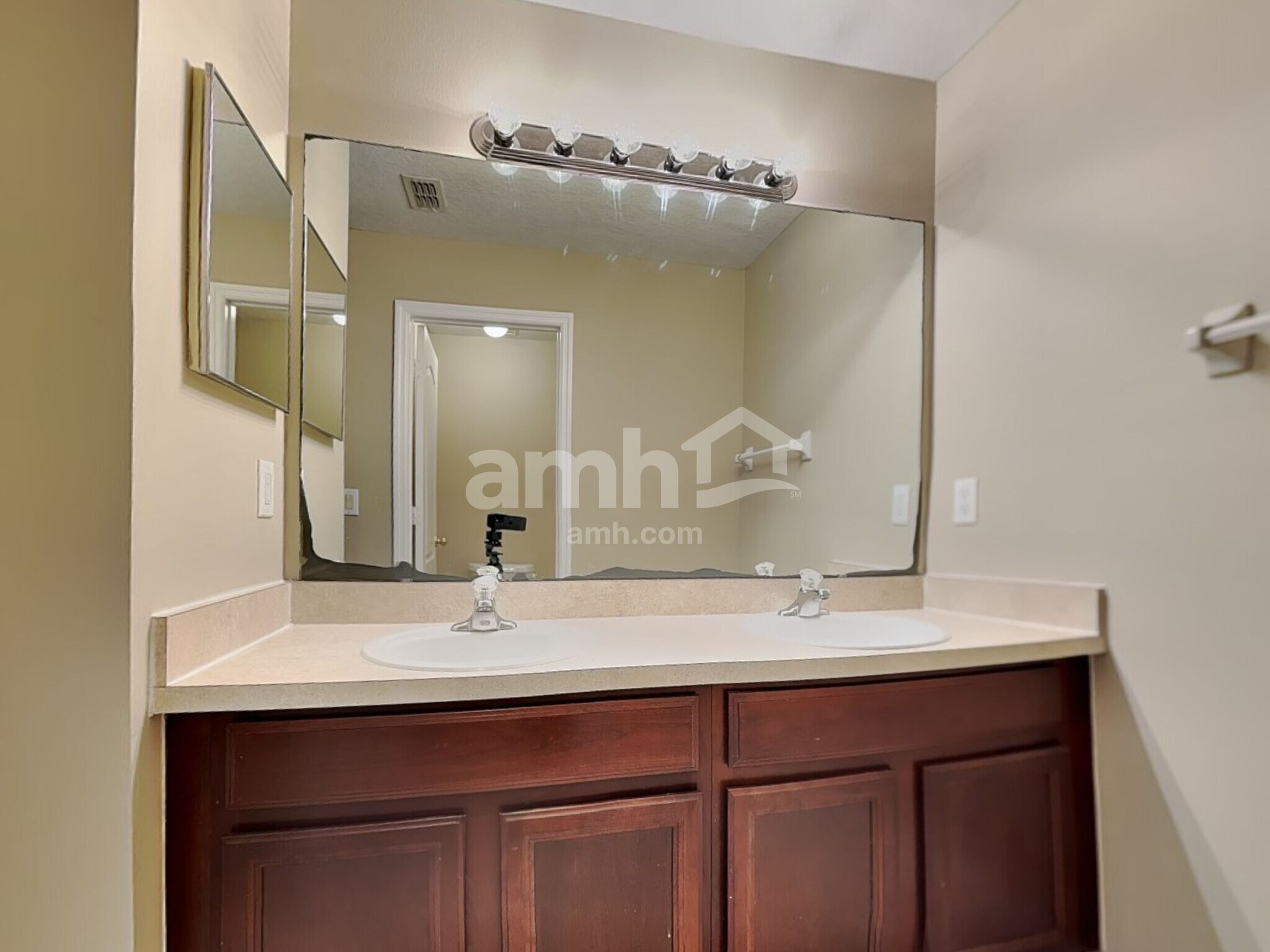 Building Photo - 366 Cabana View Way