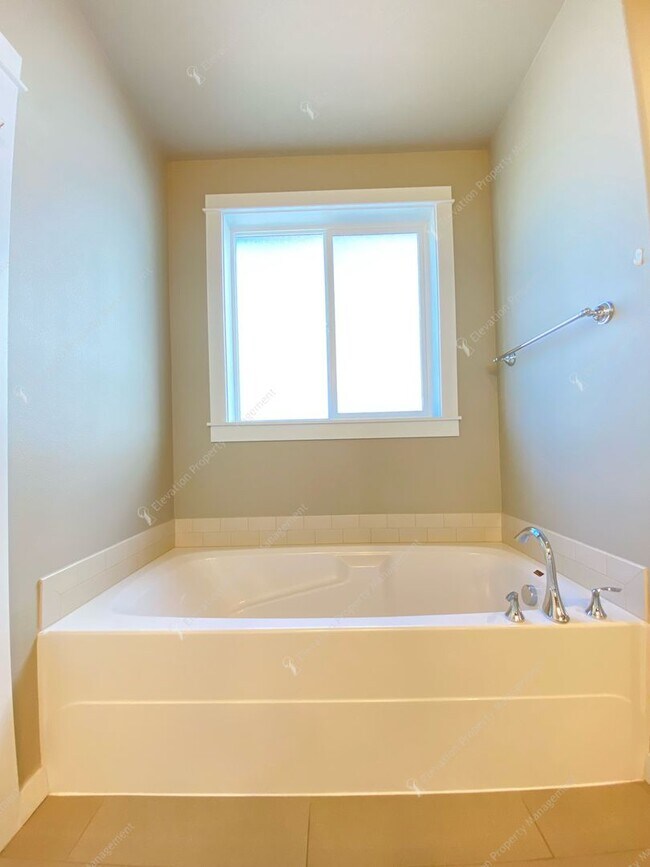 Building Photo - Bright, Spacious Home with Expansive Yard ...