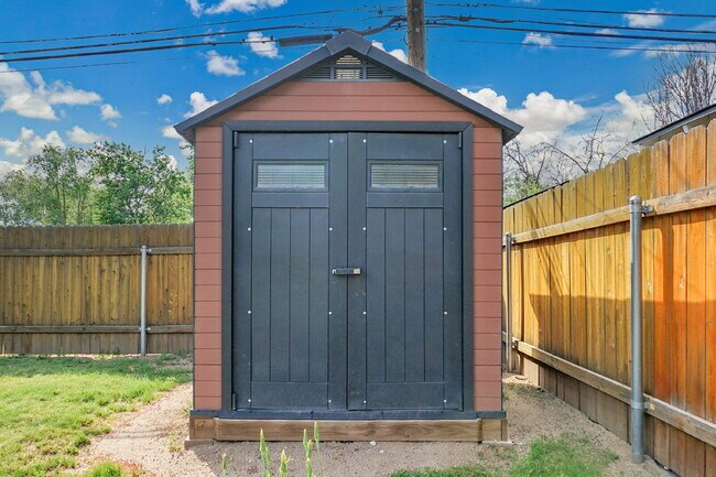 Building Photo - $1,950, 3-bedroom, 1-bathroom house in Col...