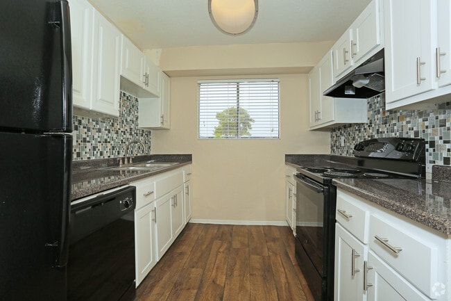 1BR,1BA+Den-750SF Kitchen - Fifteen 50 Apartments