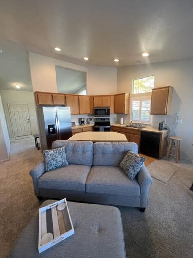 Building Photo - Clean Executive Rental Available Now