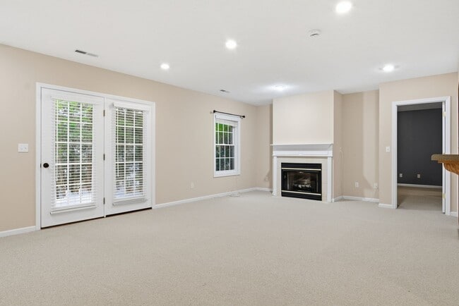 Building Photo - 4 Bed/3 Bath. Pet Friendly. Master on Main