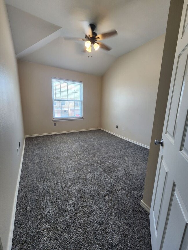 Building Photo - Gorgeous 2 story 3-bedroom 2.5-bath townhouse centrally located in Dallas Fort Worth metroplex
