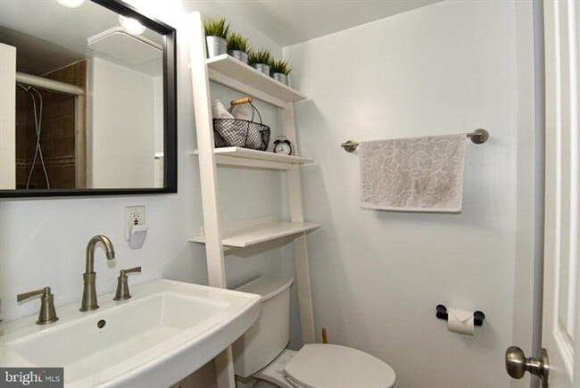 Building Photo - Set within the sought after community of Runnymeade, this beautifully maintained townhome offers ...