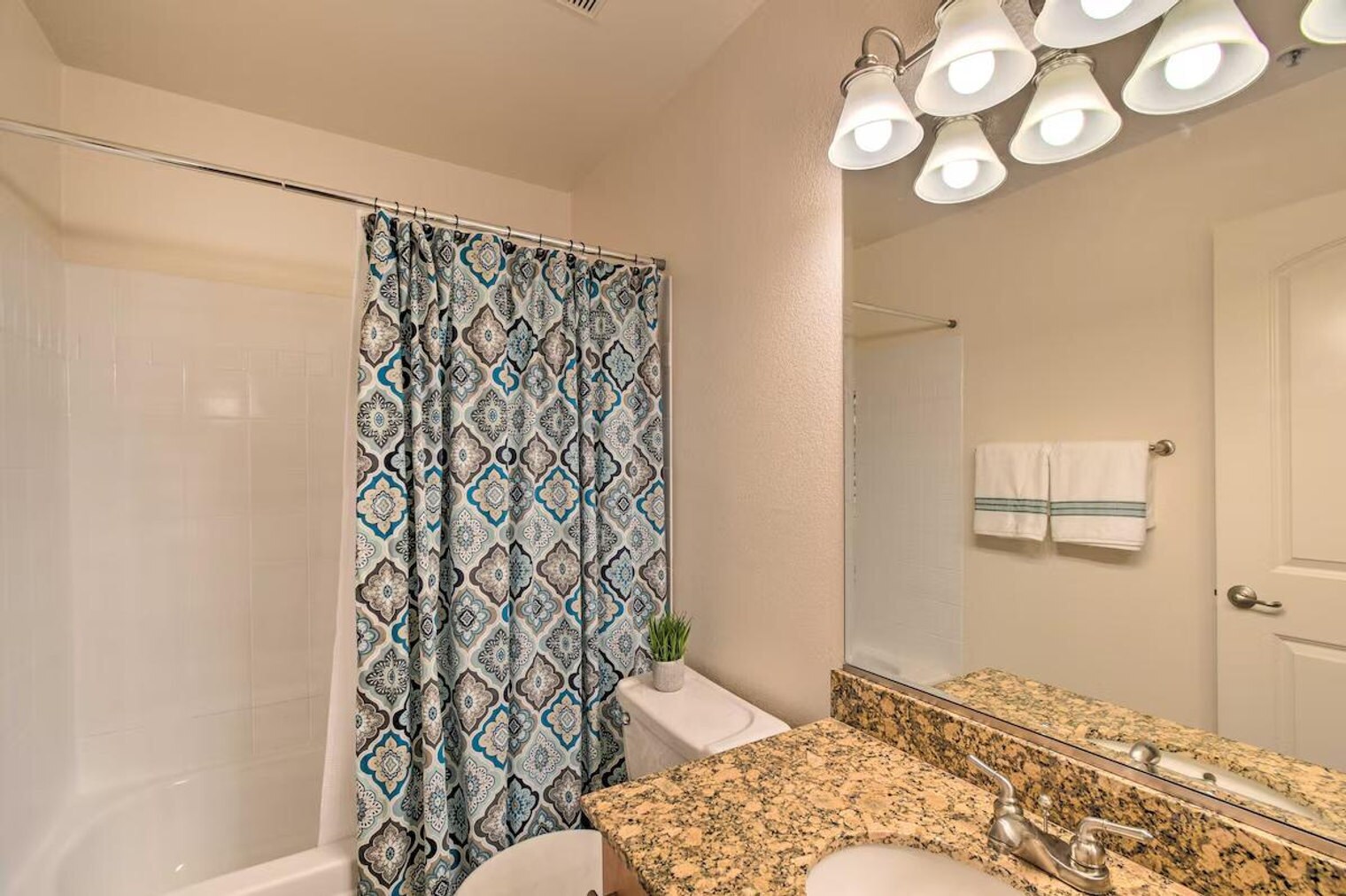 Building Photo - 2025 E Campbell Ave