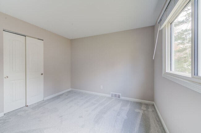 Building Photo - Pet Friendly, Renovated Home in Fox School District