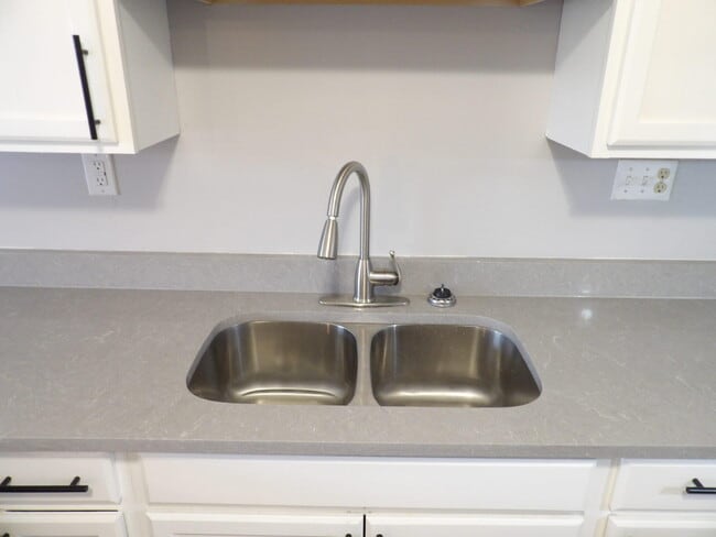 Building Photo - 902 Plaza Dr