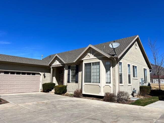 Building Photo - Charming Midway Home