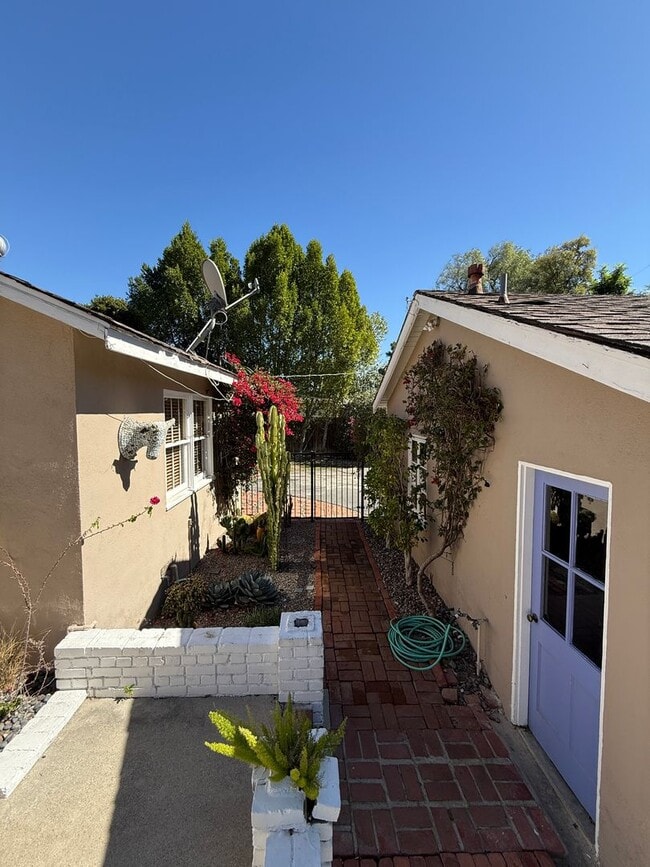 Building Photo - Beautiful, Ranch-Style, 4 Bedroom, 2 Bathroom Northridge Home Available For 1 Year Lease