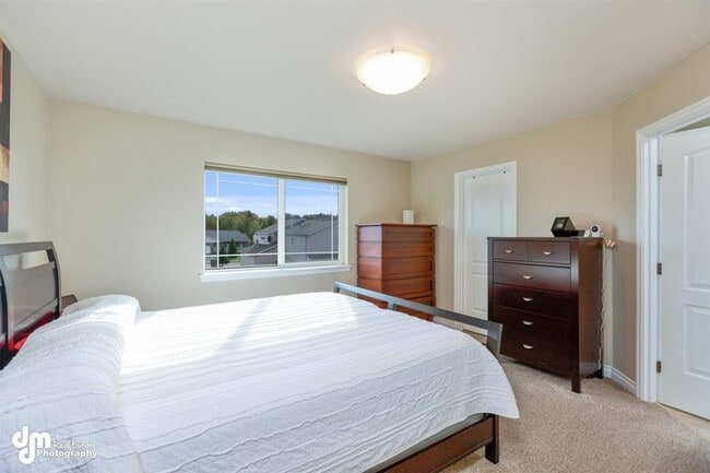 Building Photo - Gorgeous 4 Bedroom Home in West Park!