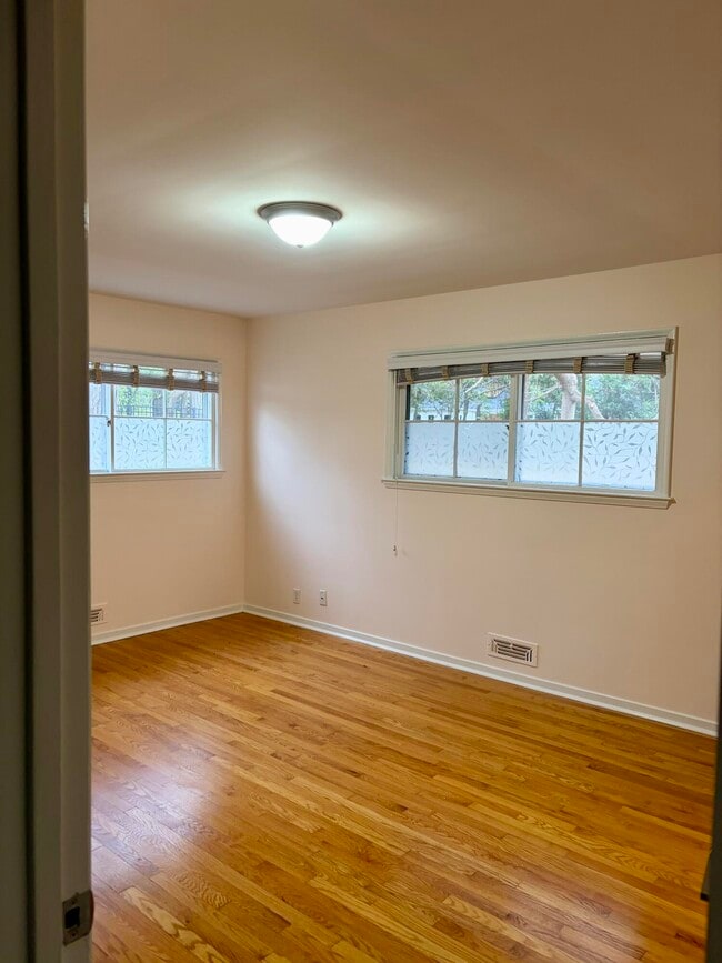 Building Photo - 6493 Thorncrest Dr