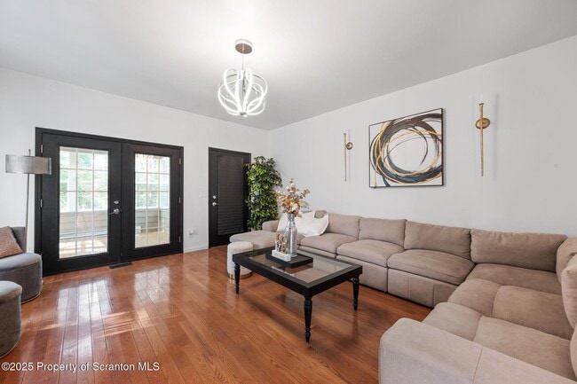 Building Photo - 32 Pine Tree Dr