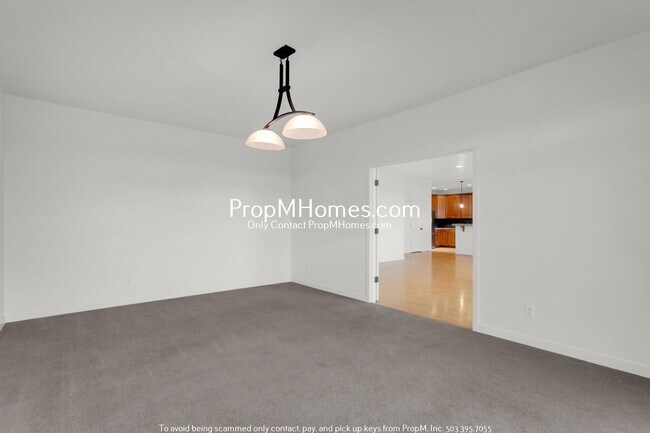 Building Photo - Updated Luxury Five Bedroom Home in Happy Valley!