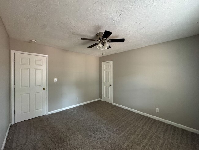 Building Photo - Charming 3 Bed 2 Bath Home with Fenced Yard