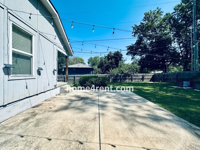 Building Photo - Overland Park Raised Ranch, Primary Suite ...