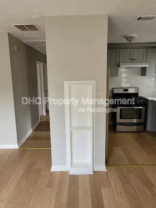 Building Photo - 2637 Santa Monica Dr NW