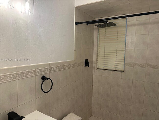 Building Photo - 725 Navarre Ave