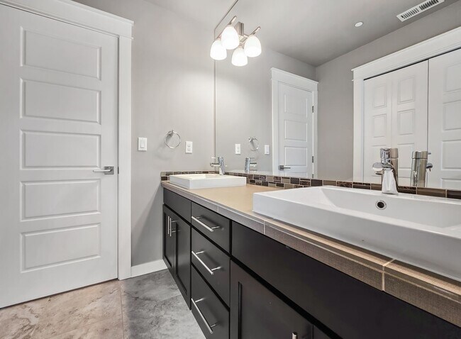 Building Photo - Modern 5-Bedroom Kirkland Home with Solar ...
