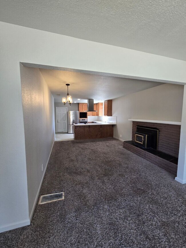 Building Photo - Spacious 4-Bedroom Corner Lot Home $2450.00 per month | Prime Rancho Cordova Location | Available...