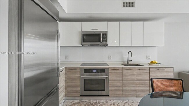 Building Photo - 1300 Brickell Bay Dr