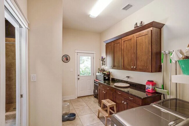 Building Photo - 2072 Trescott Dr