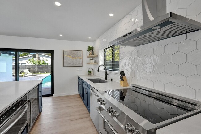 Building Photo - 5501 NE 18th Terrace