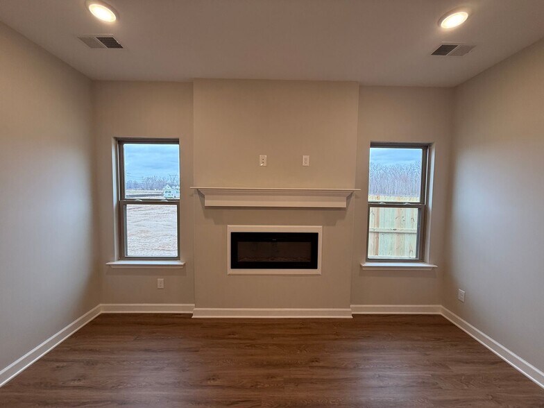 Building Photo - 1852 Bloomington Cir