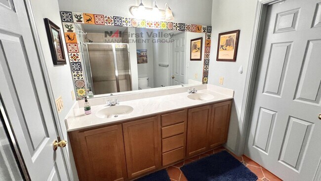 Building Photo - 2 Bedrooms, 2 Baths and a Single Car Garage