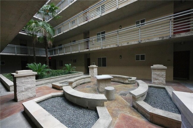 Building Photo - 711 W 26th St