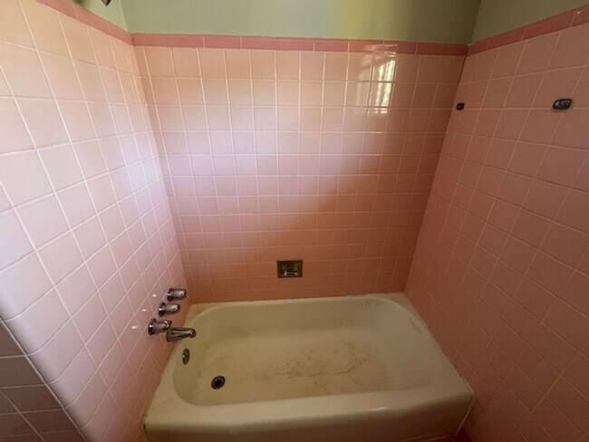 Building Photo - MOVE IN SPECIAL! HALF OFF FIRST MONTH!!