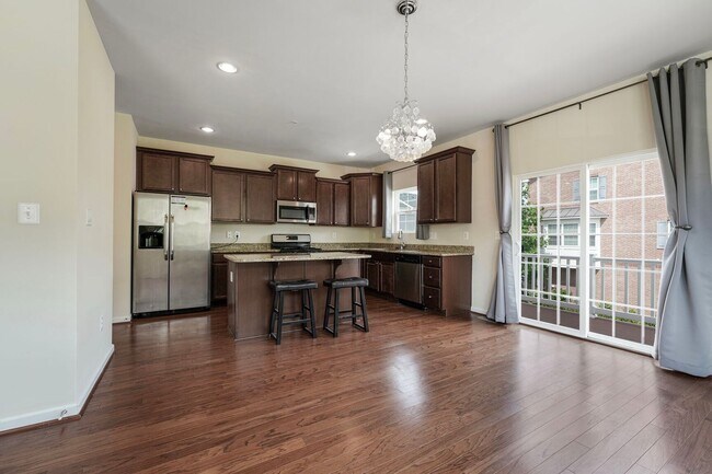 Building Photo - Spacious 3-Level END UNIT Townhome