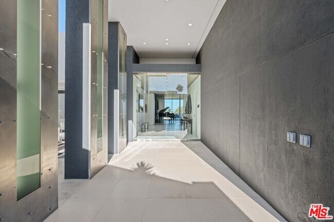Building Photo - 1646 Blue Jay Way