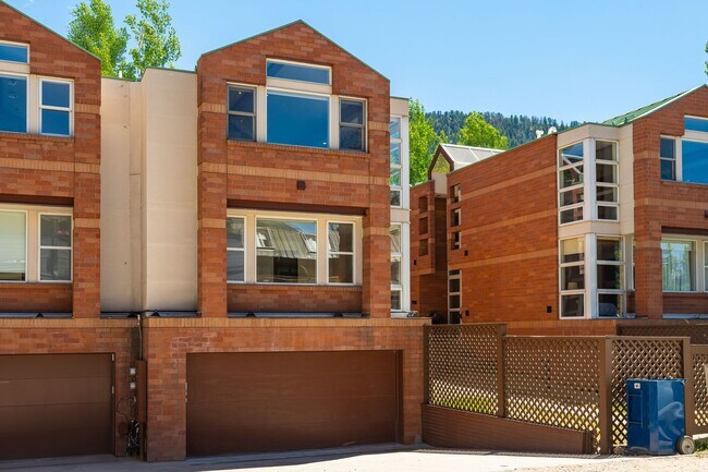Building Photo - 708 E Hyman Ave