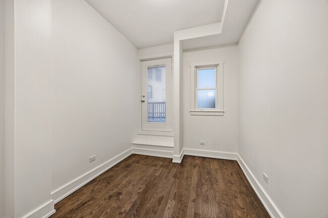 Building Photo - 2107 N Clark St