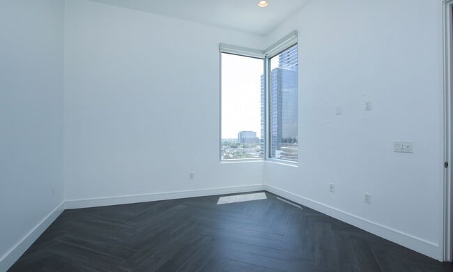 Building Photo - Exquisite Luxury high-rise 2 bedroom, 2bat...