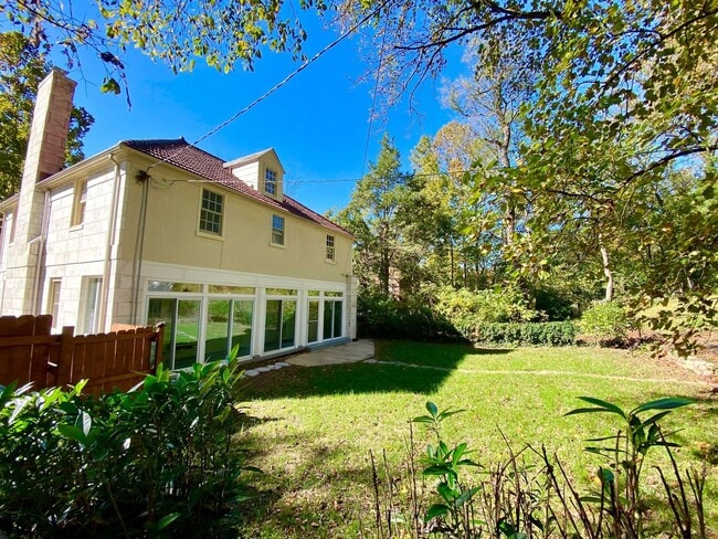 Building Photo - Stunning 4 Bed/3.5 Bath Historic Home - Be...