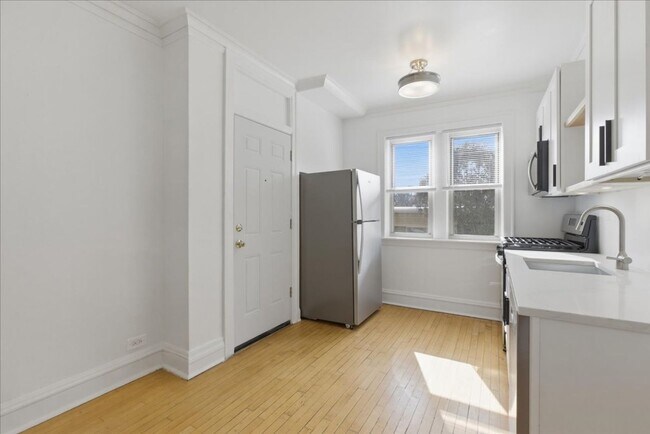 Building Photo - Large One Bedroom in Andersonville
