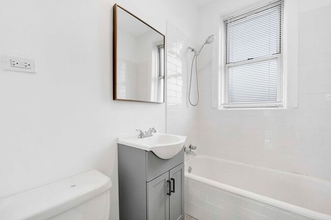 Building Photo - 4742 W Roscoe St