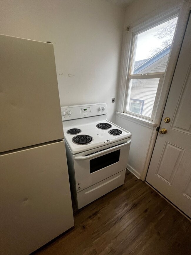 Building Photo - 422 S 5th Ave